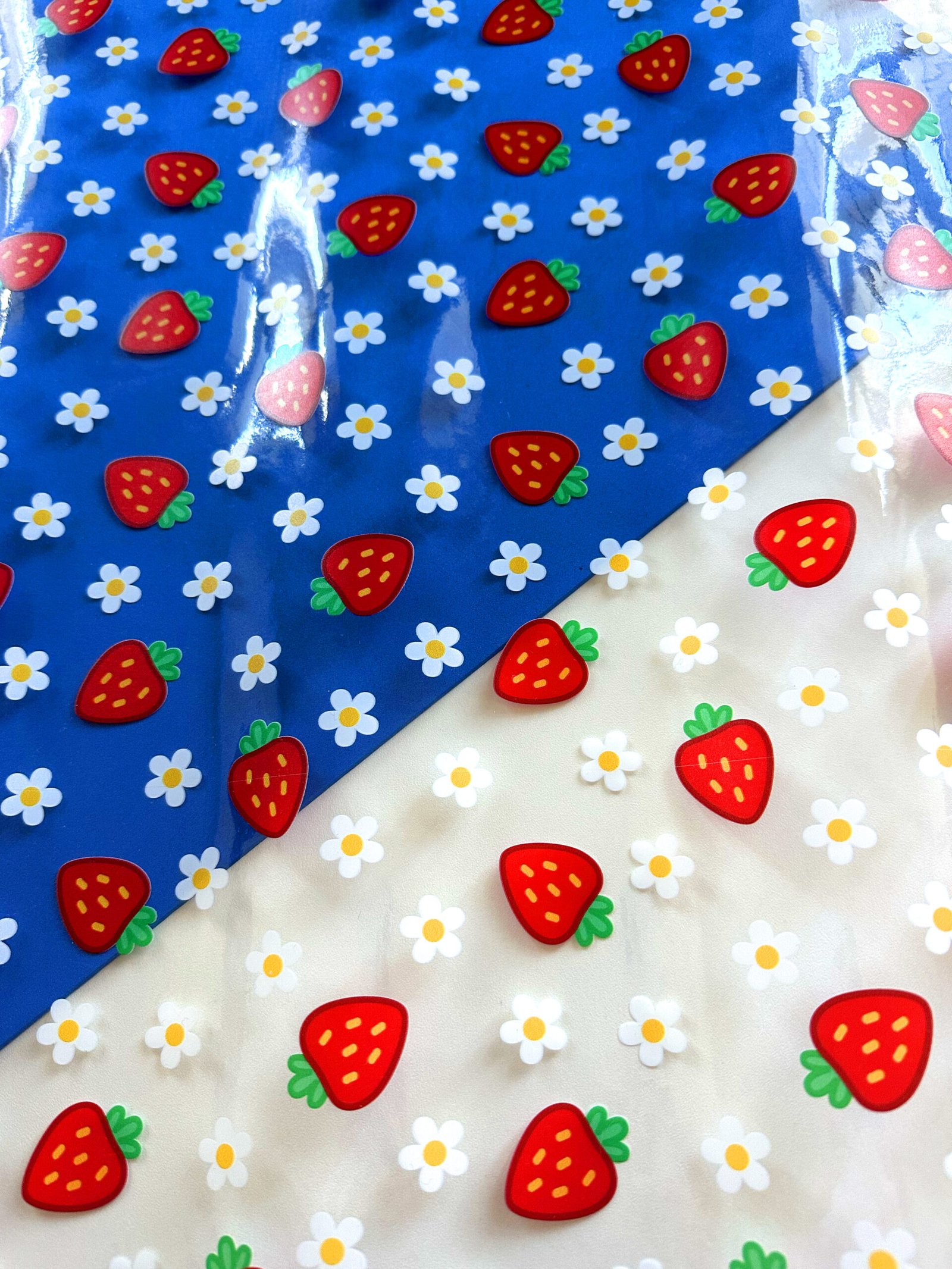 Plástico Estampado - Estampa Morangos e Flores