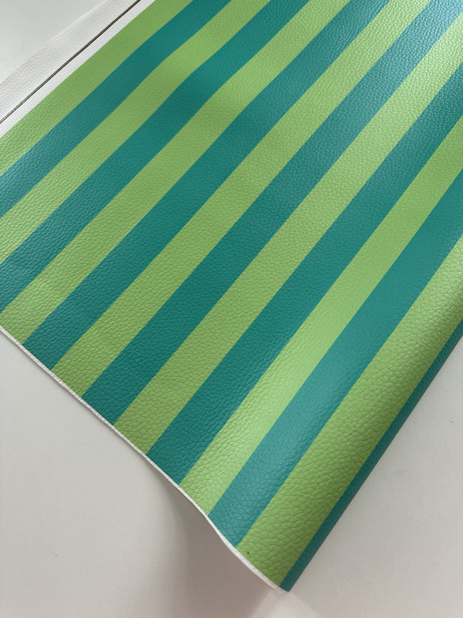 Sintético Doll - Coleção PRISMA - Listras verde cítrico com turquesa