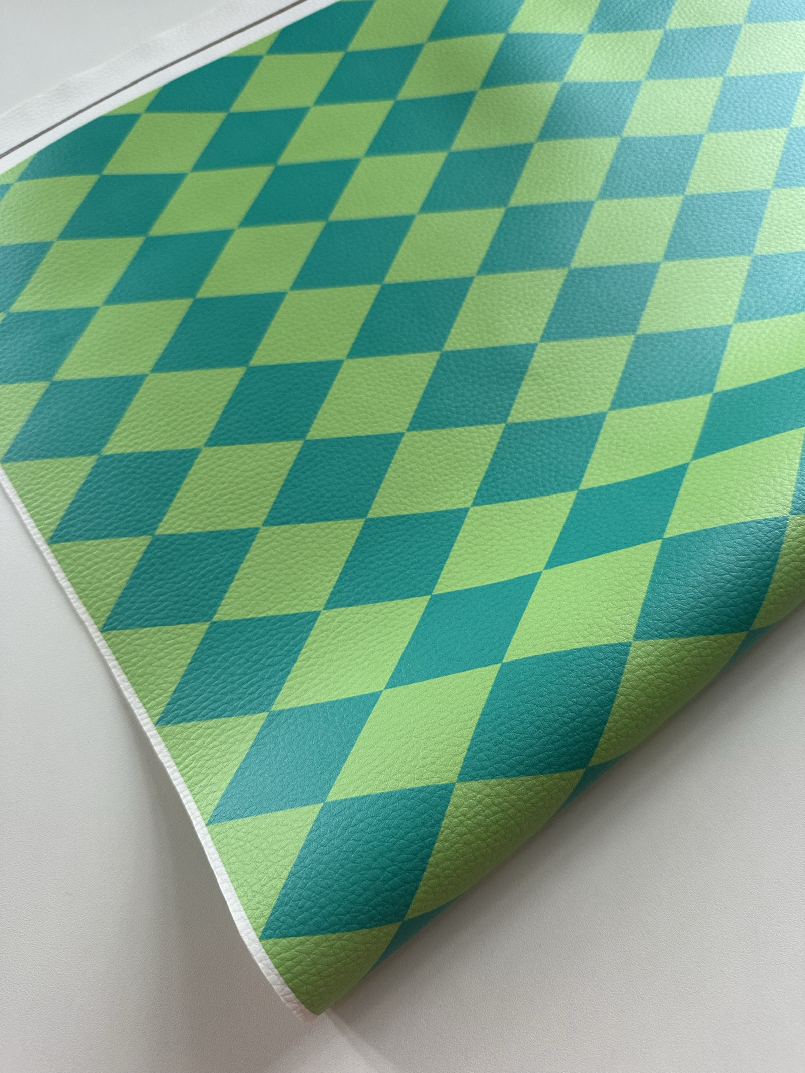 Sintético Doll - Coleção PRISMA - Losango verde cítrico com turquesa