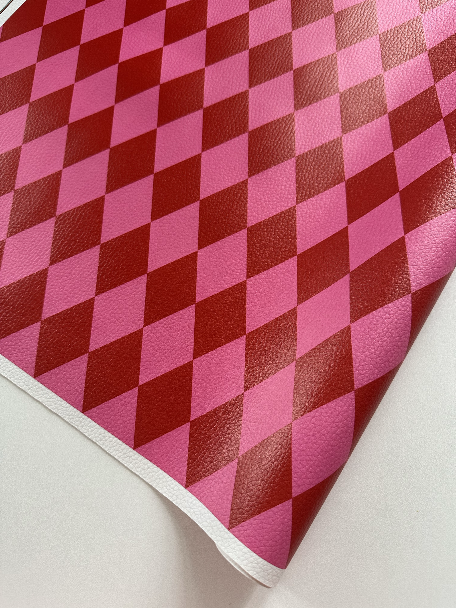 Sintético Doll - Coleção PRISMA - Losango Rosa com vermelho