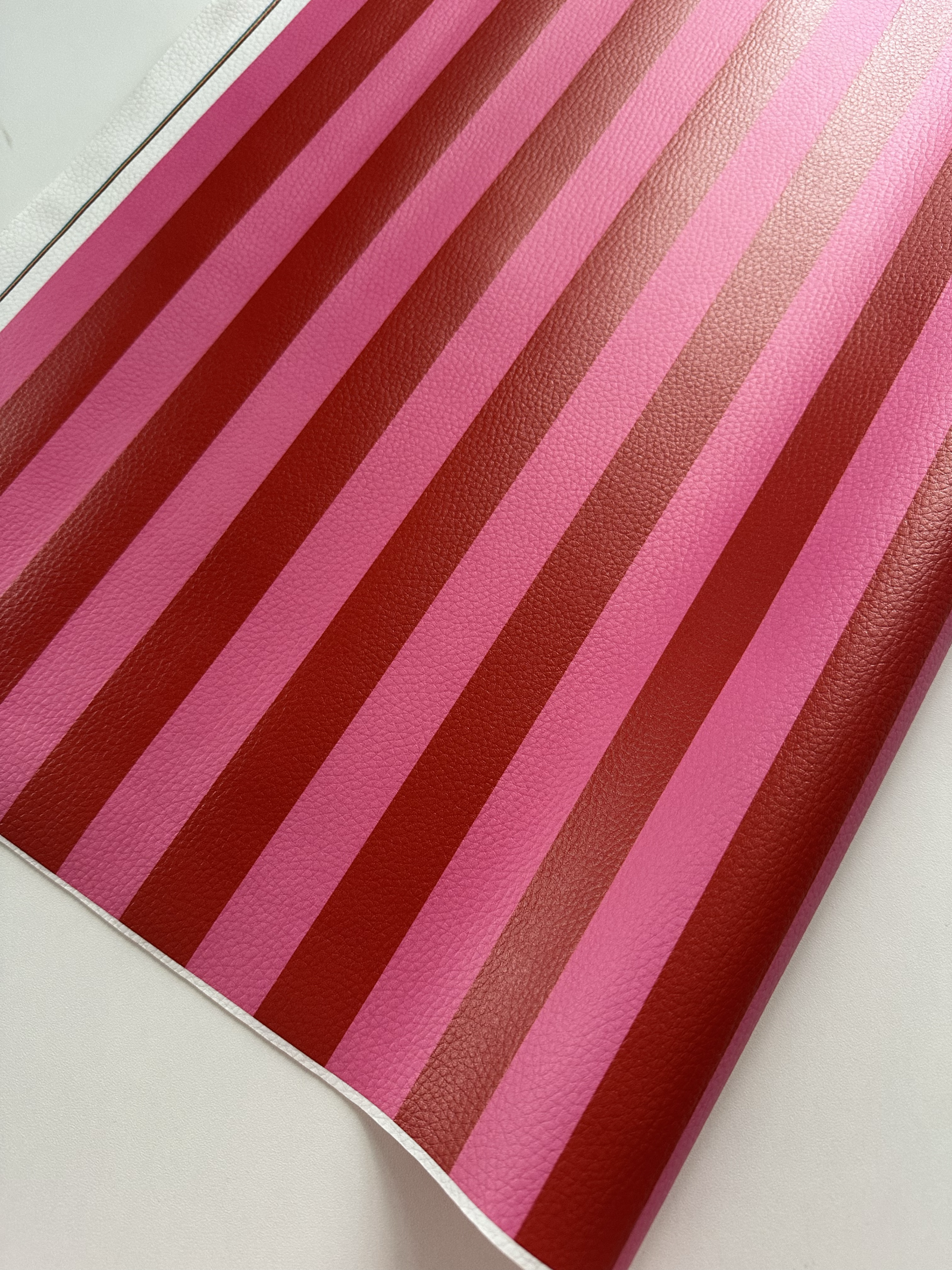 Sintético Doll - Coleção PRISMA - Listras Rosa com vermelho