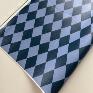 Sintético Doll - Coleção PRISMA - Losango azul escuro e azul claro