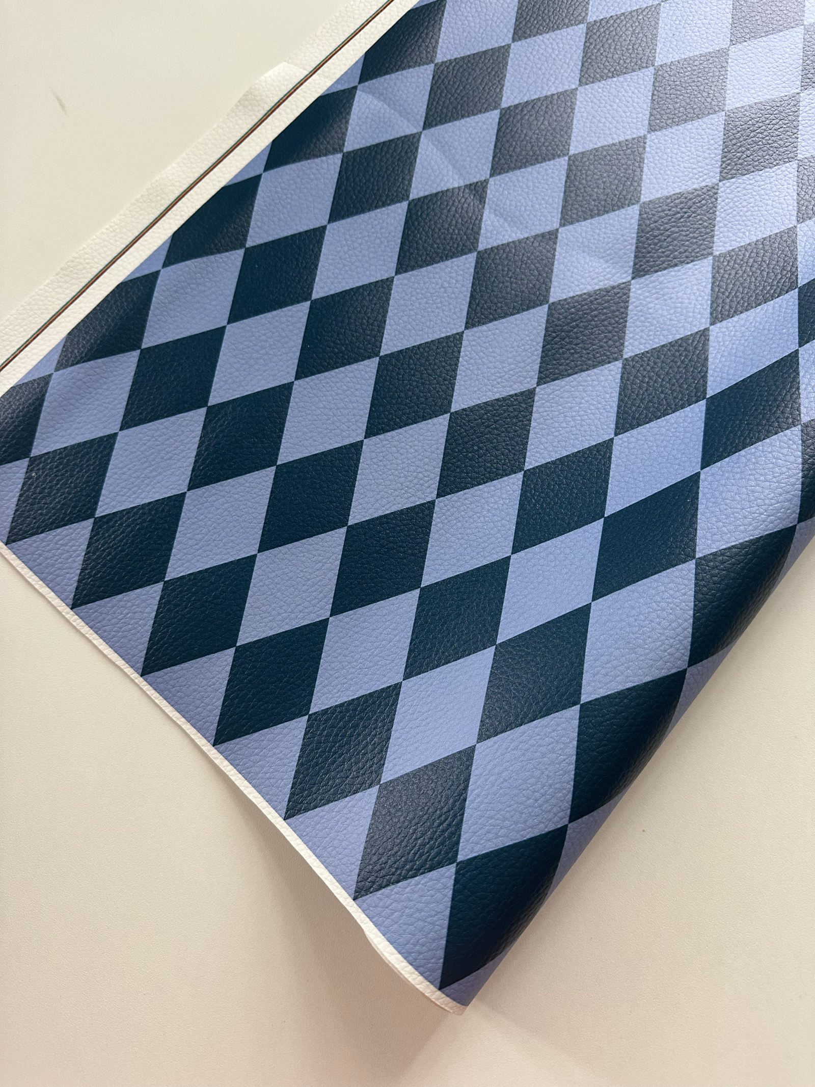 Sintético Doll - Coleção PRISMA - Losango azul escuro e azul claro
