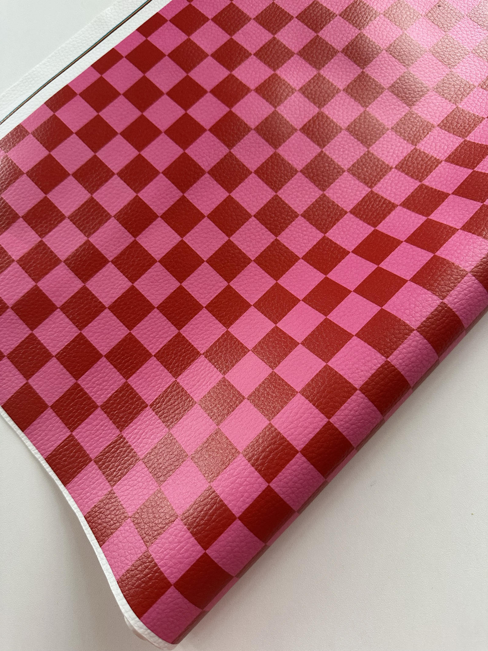 Sintético Doll - Coleção PRISMA - Quadriculado Rosa com vermelho