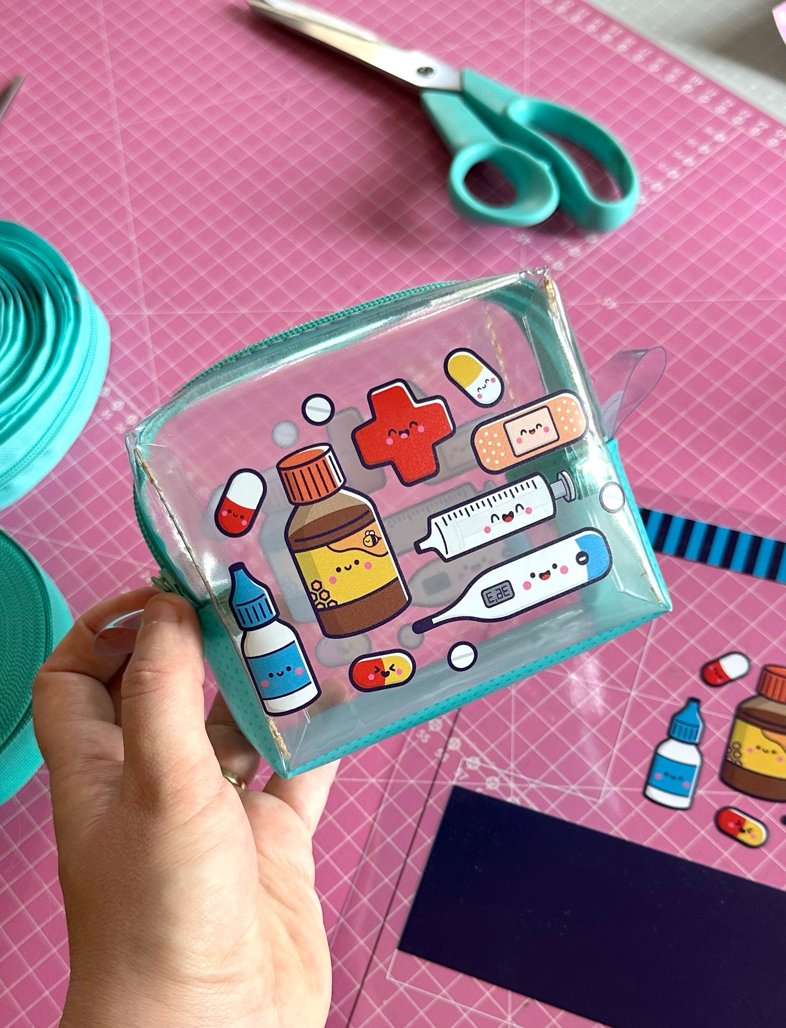 Plástico Estampado – Painel Necessaire Farmacinha MINI - Imagem 2