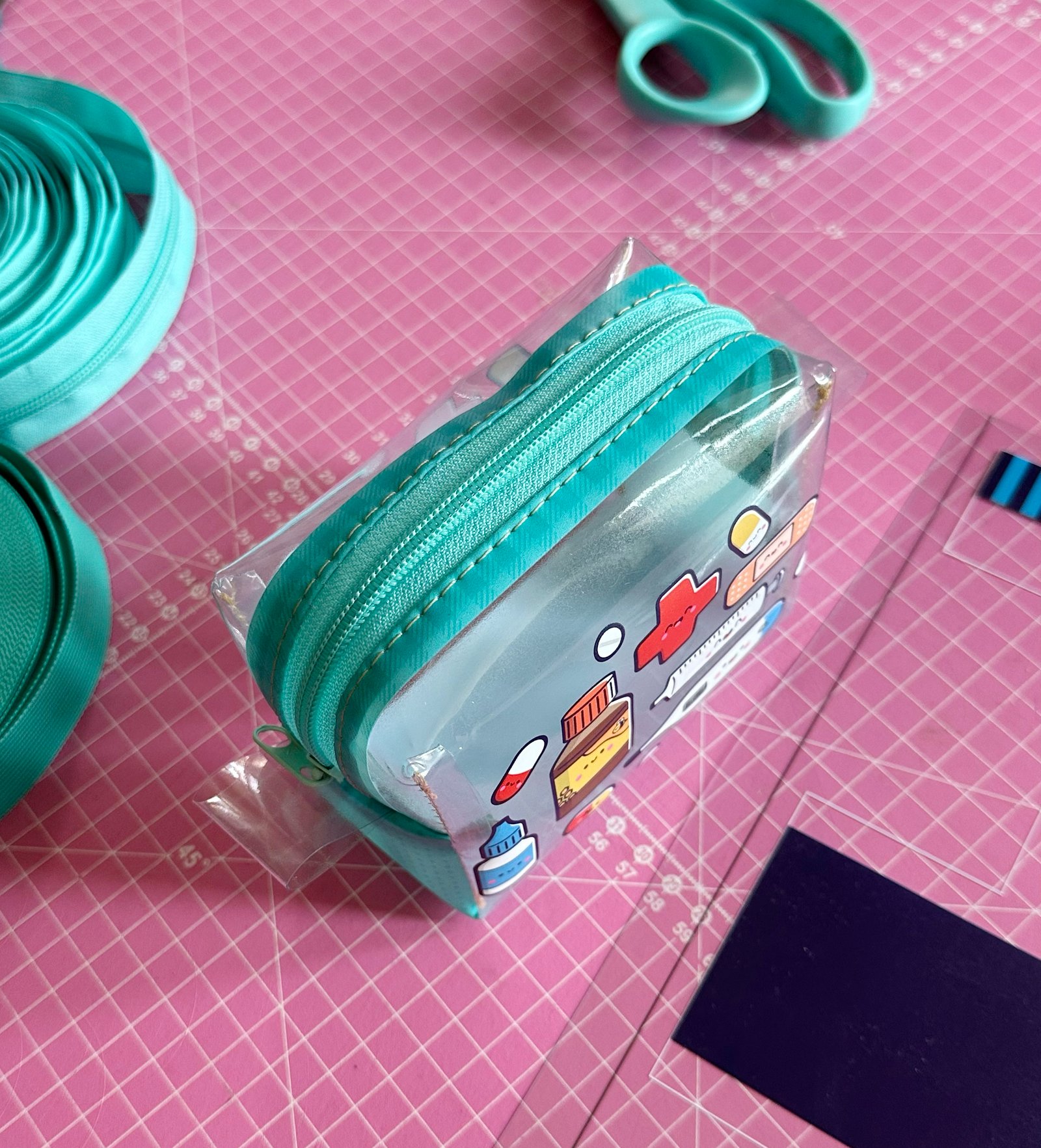 Plástico Estampado – Painel Necessaire Farmacinha MINI - Imagem 7