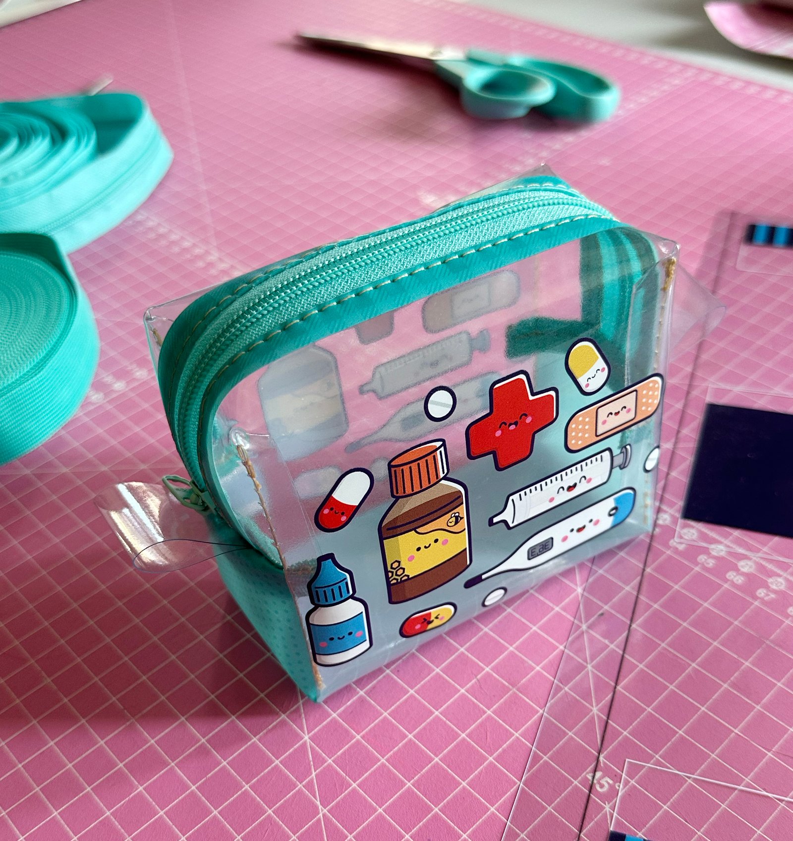 Plástico Estampado – Painel Necessaire Farmacinha MINI - Imagem 8